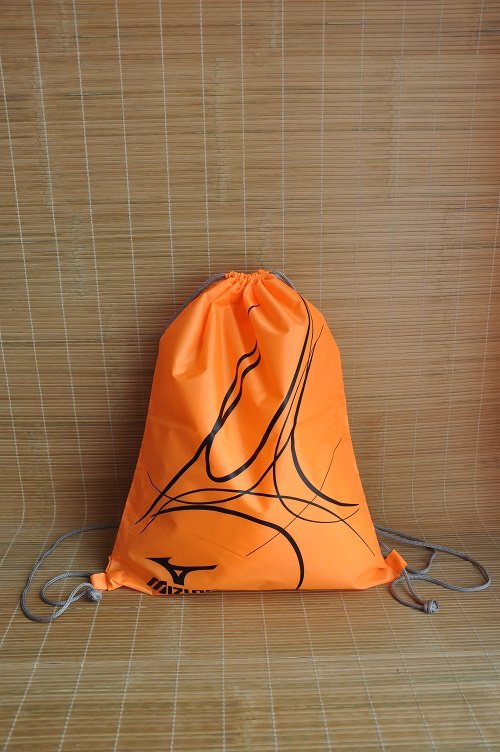 How to adjust a drawstring bag to fit anyone